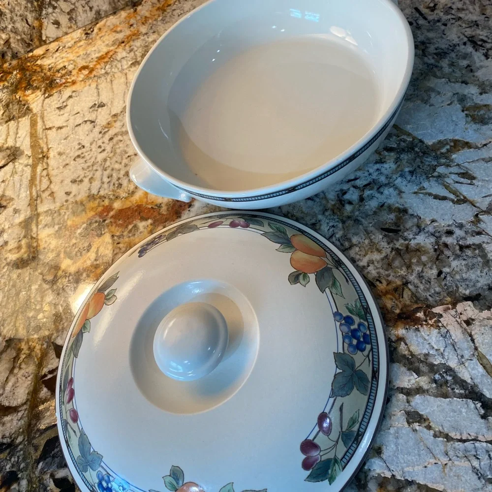 Mikasa intaglio garden harvest Dutch oven - Picture 2 of 4